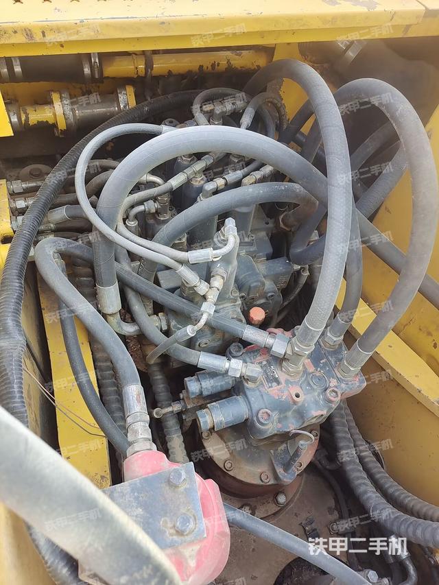 回转马达和主控阀（整机外观）