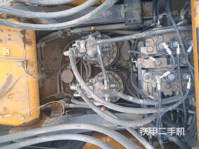 回转马达和主控阀（整机外观）