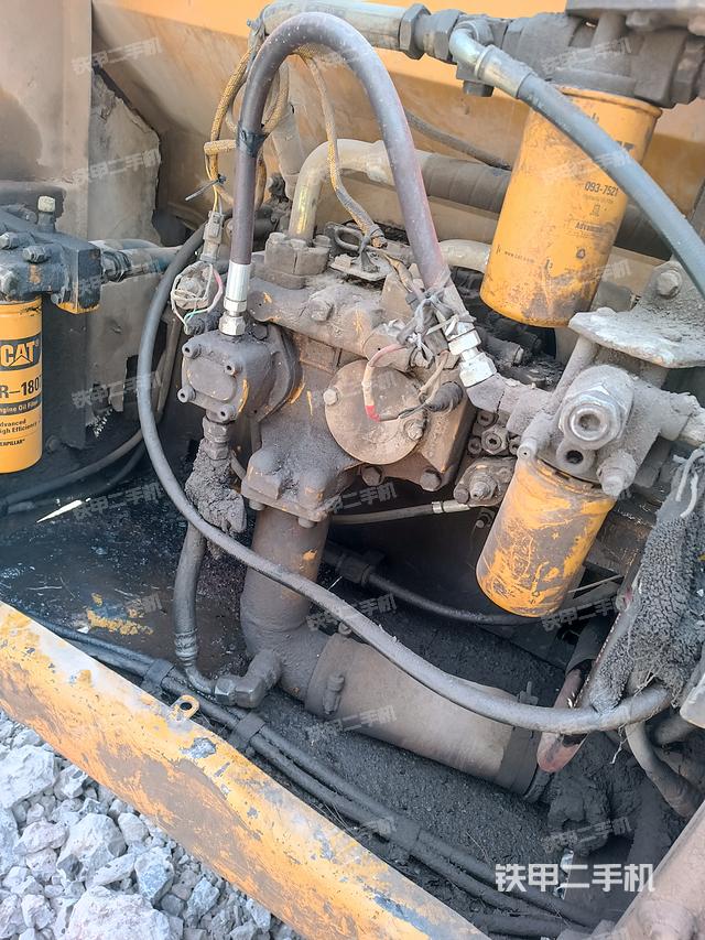 液压泵舱室正面整体（整机外观）