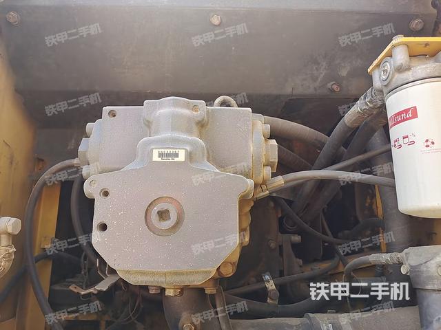 液压泵舱室正面整体（整机外观）