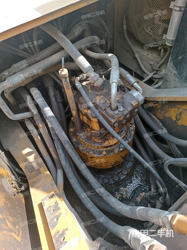 回转马达和主控阀（整机外观）