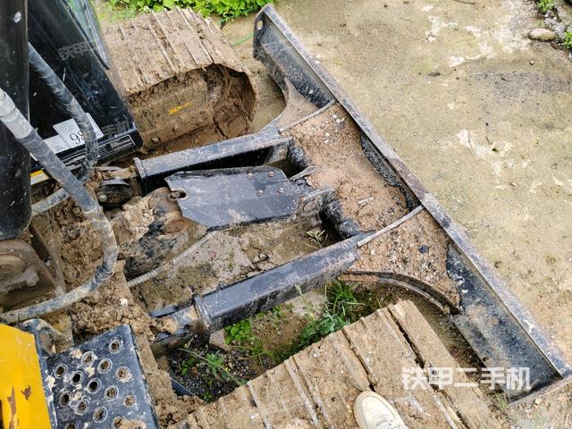 轉(zhuǎn)盤和下車架正前（工作和回轉(zhuǎn)裝置）