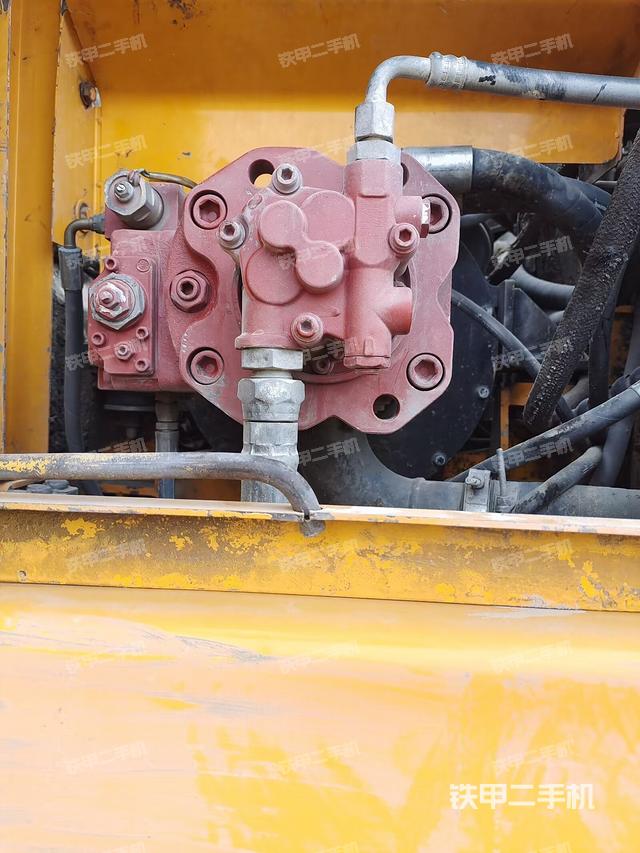 液压泵舱室正面整体（整机外观）