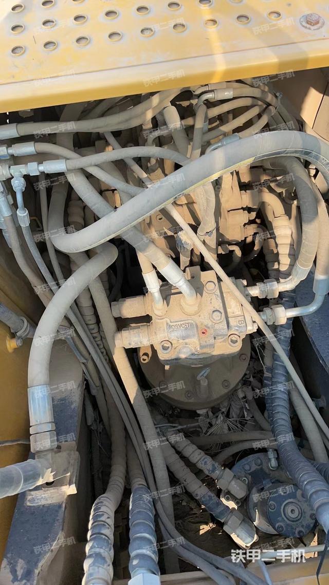 回转马达和主控阀（整机外观）