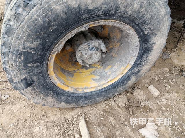 左驅(qū)動輪（行走機構(gòu)）