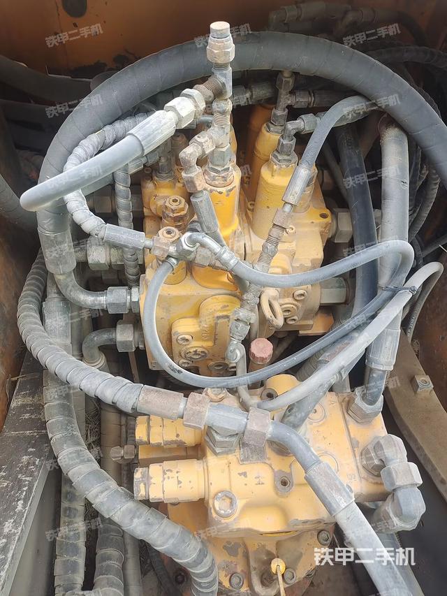 回转马达和主控阀（整机外观）