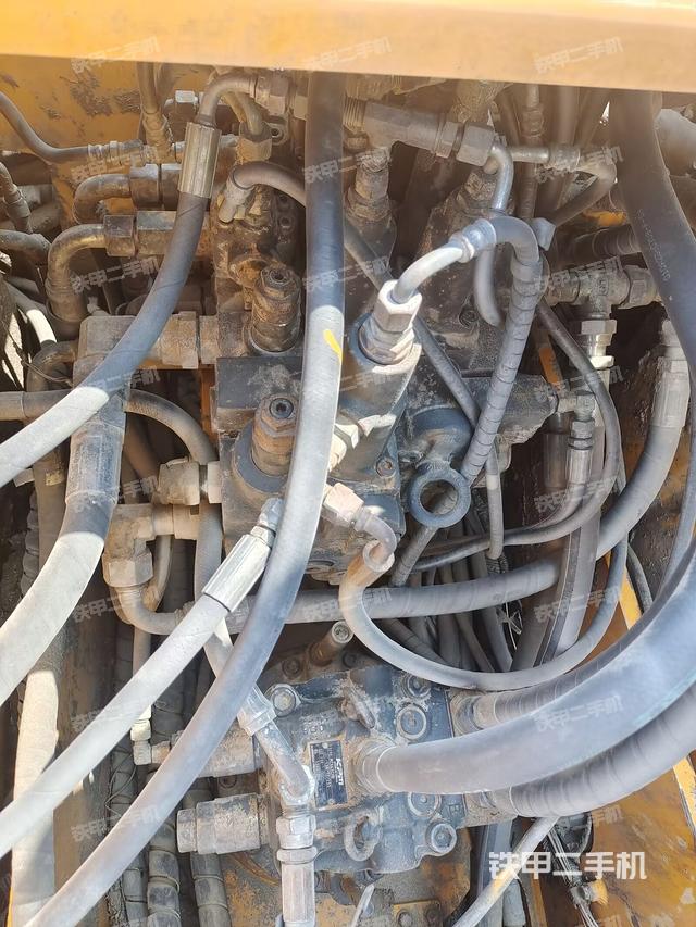 回转马达和主控阀（整机外观）