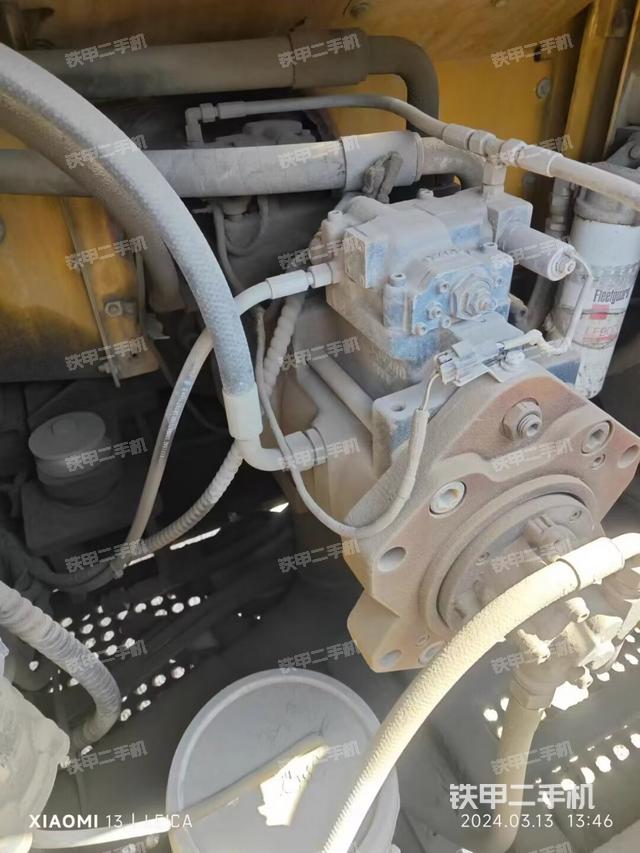 液压泵舱室正面整体（整机外观）