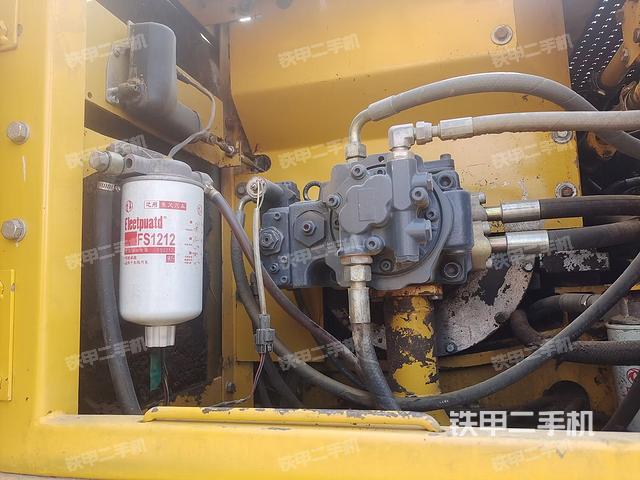 液压泵舱室正面整体（整机外观）