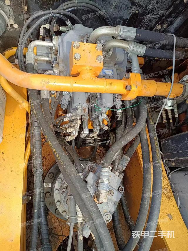 回转马达和主控阀（整机外观）