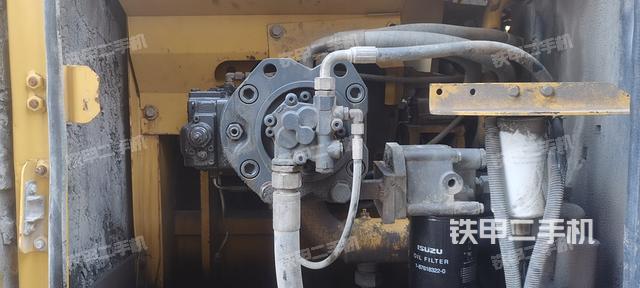 液压泵舱室正面整体（整机外观）