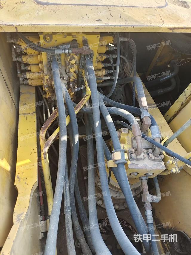 回转马达和主控阀（整机外观）