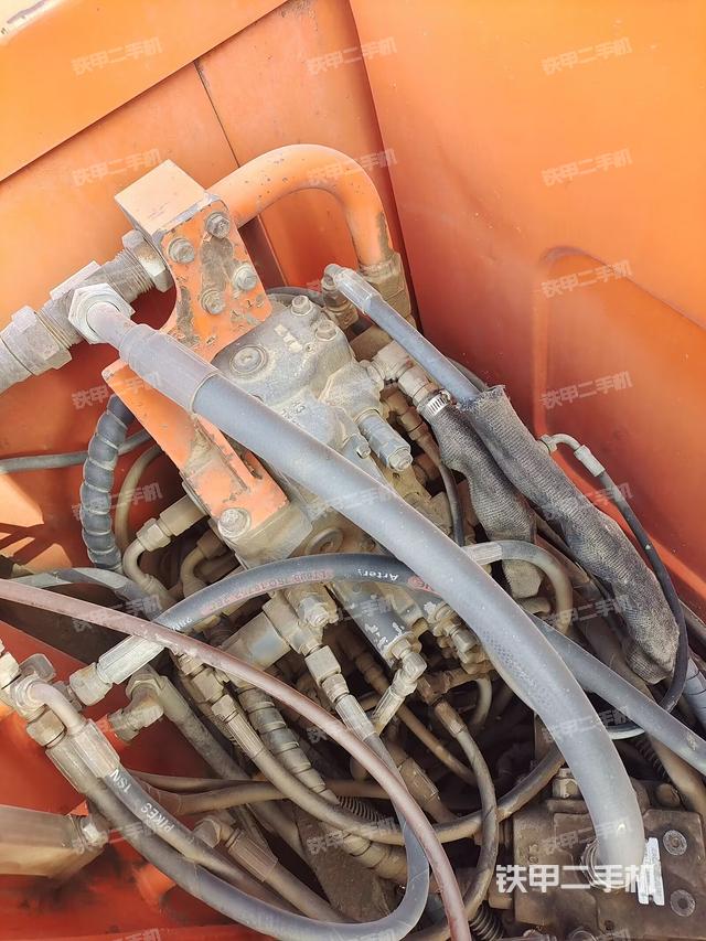 回转马达和主控阀（整机外观）