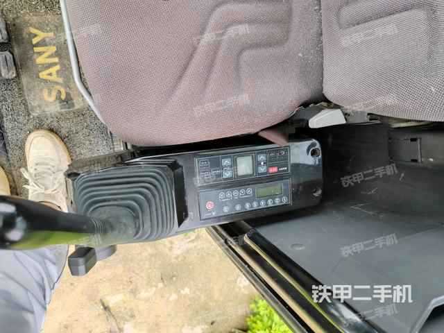 行走控制手柄和踏板?俯拍（駕駛室部分）