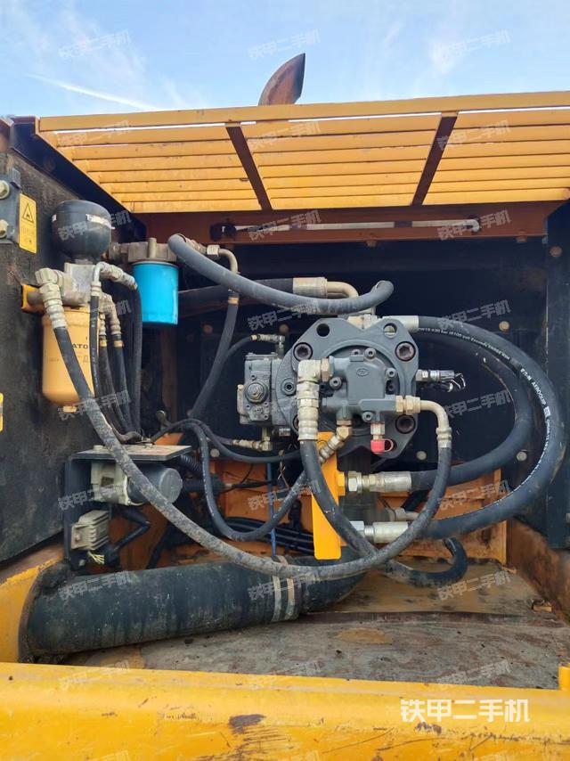 液压泵舱室正面整体（整机外观）