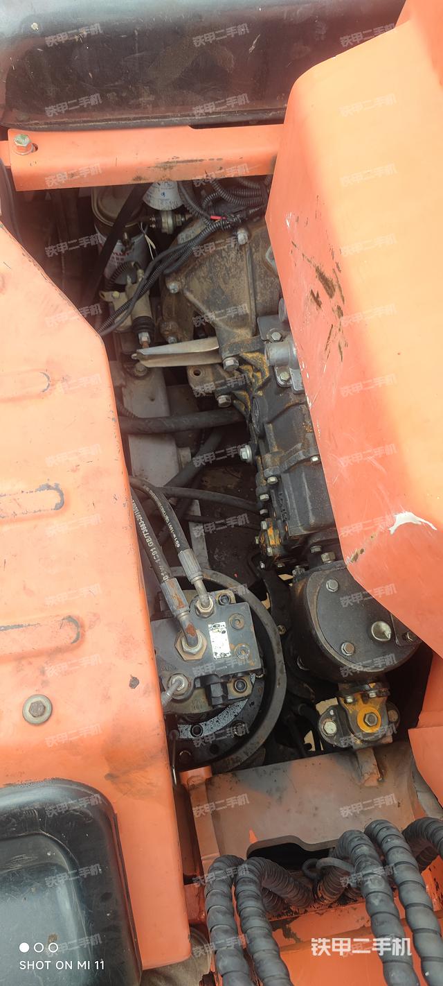 回转马达和主控阀（整机外观）