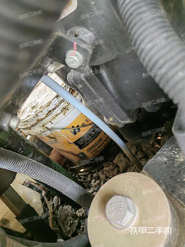 液压泵舱室正面整体（整机外观）