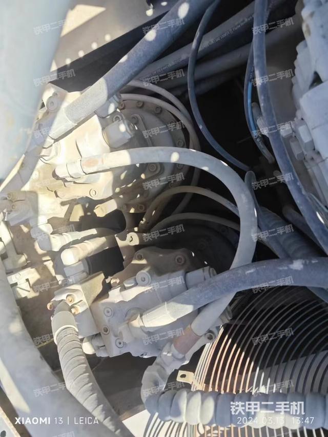 回转马达和主控阀（整机外观）