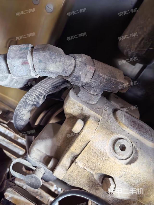 液压泵舱室正面整体（整机外观）