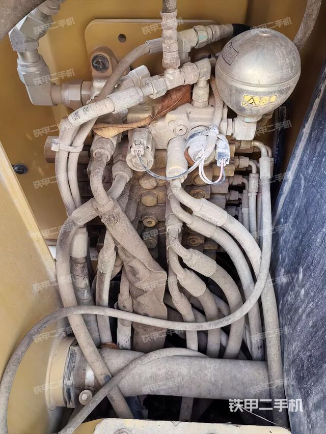 回转马达和主控阀（整机外观）