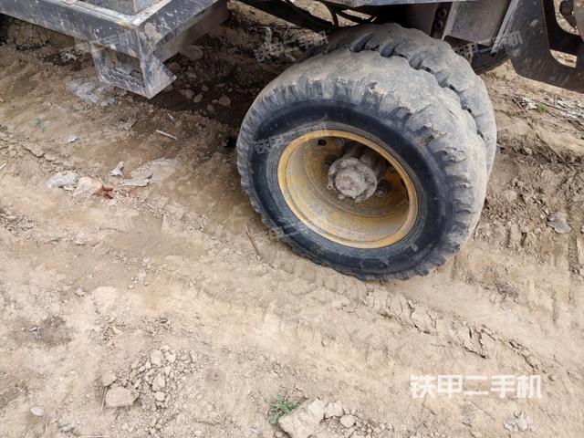 右驅(qū)動輪（行走機構(gòu)）