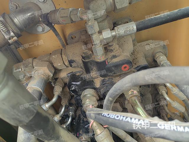 回转马达和主控阀（整机外观）