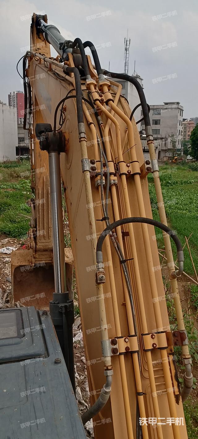 驾驶室顶部（整机外观）