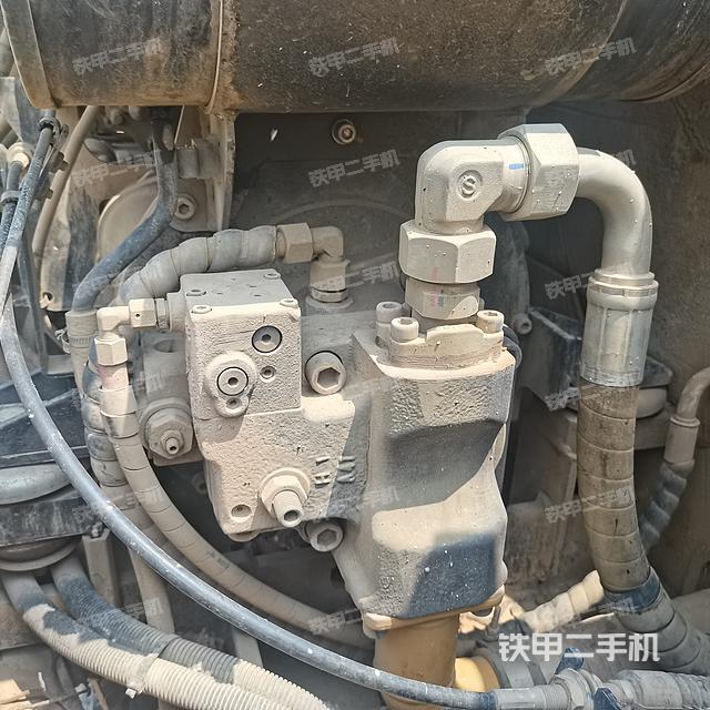 液压泵舱室正面整体（整机外观）