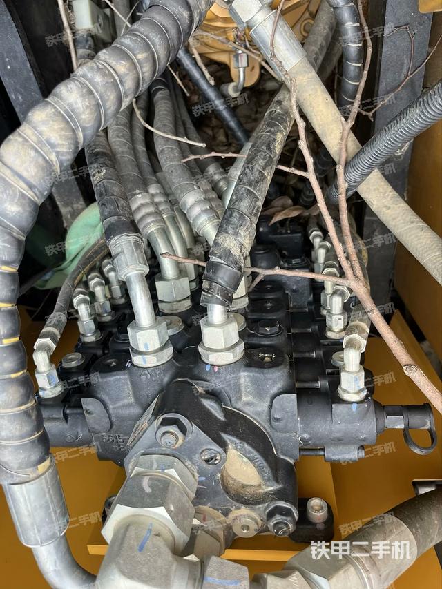 回转马达和主控阀（整机外观）