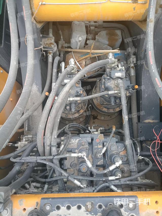 回转马达和主控阀（整机外观）