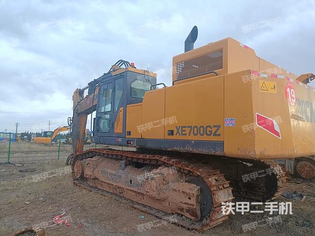 液压泵舱室正面整体（整机外观）