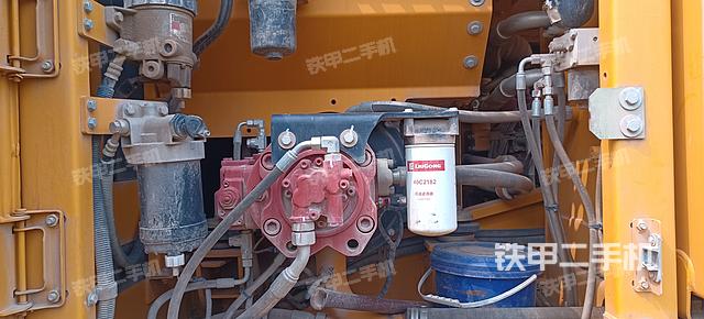 液压泵舱室正面整体（整机外观）