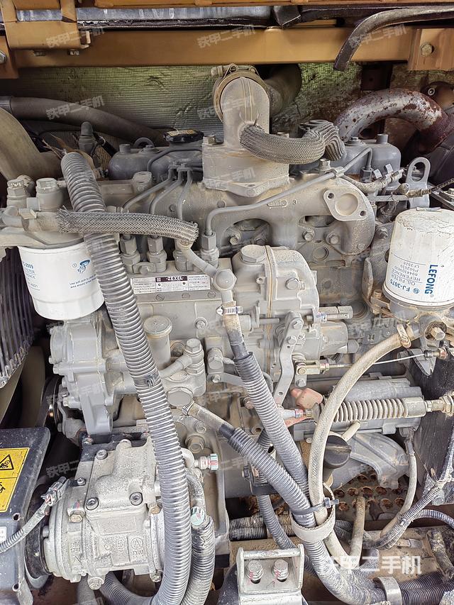 液压泵舱室正面整体（整机外观）