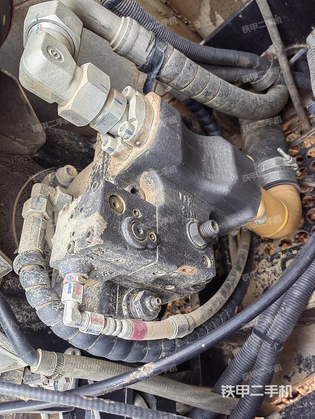 回转马达和主控阀（整机外观）