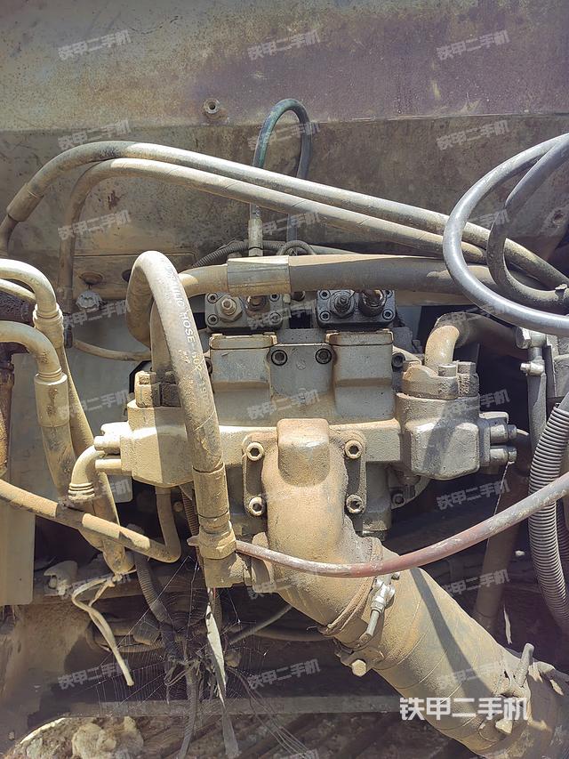 液压泵舱室正面整体（整机外观）