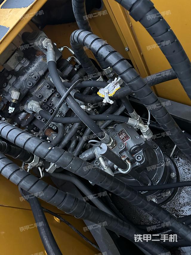 回转马达和主控阀（整机外观）