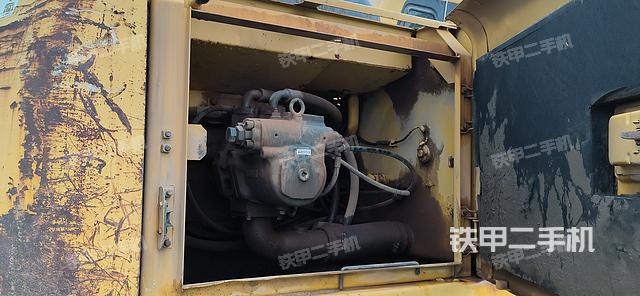 液压泵舱室正面整体（整机外观）