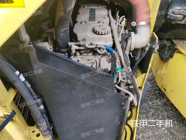 發(fā)動機右側(cè)全景（壓路機發(fā)動機艙）