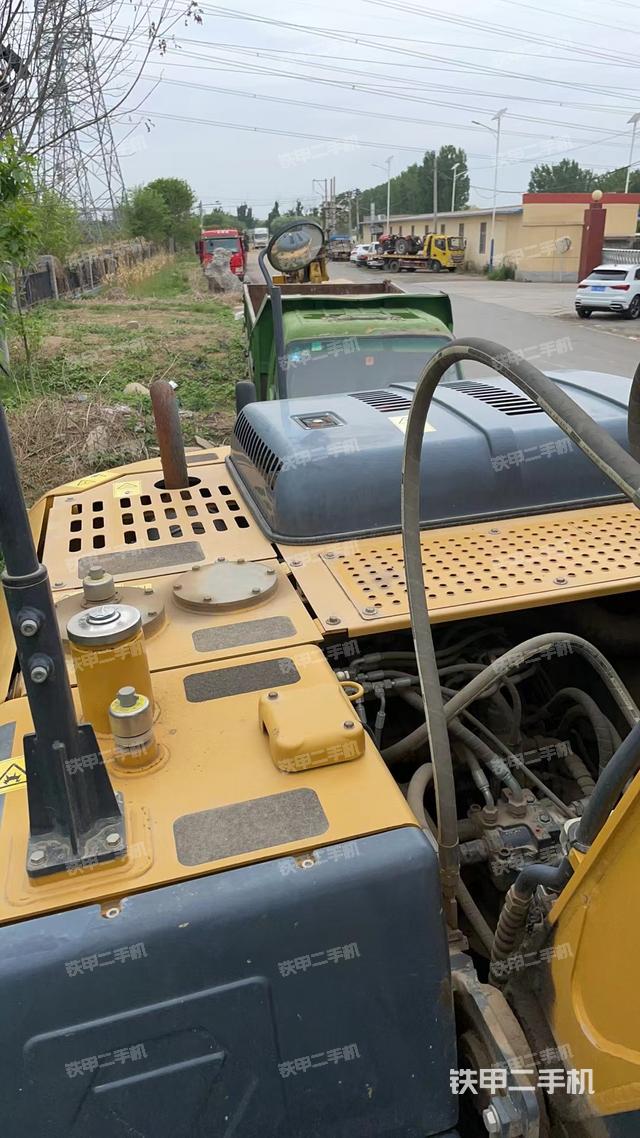 液压泵舱室正面整体（整机外观）