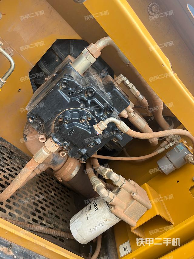 液压泵舱室正面整体（整机外观）