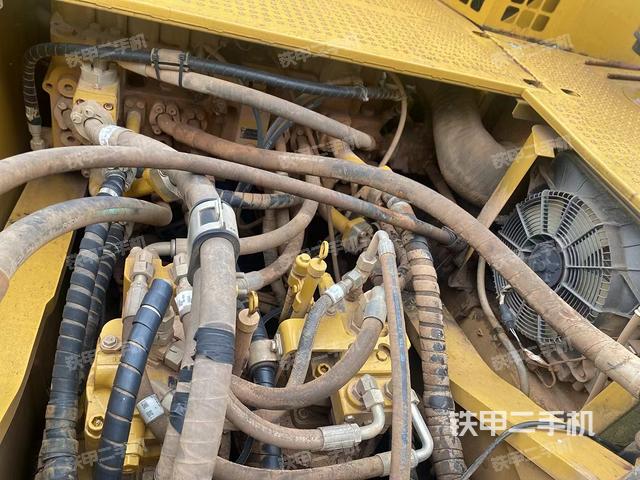 回转马达和主控阀（整机外观）