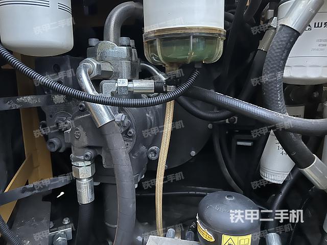 液压泵舱室正面整体（整机外观）