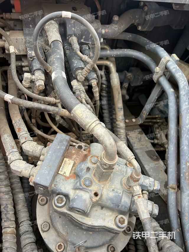 回转马达和主控阀（整机外观）