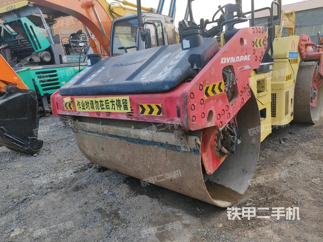 前車架正左側(cè)（壓路機前后車架）