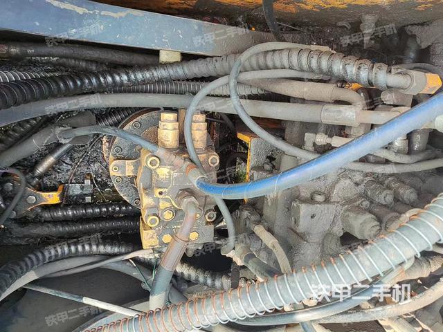 回转马达和主控阀（整机外观）