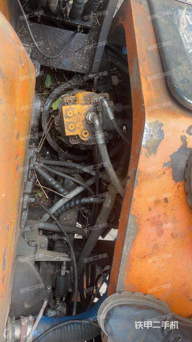 回转马达和主控阀（整机外观）