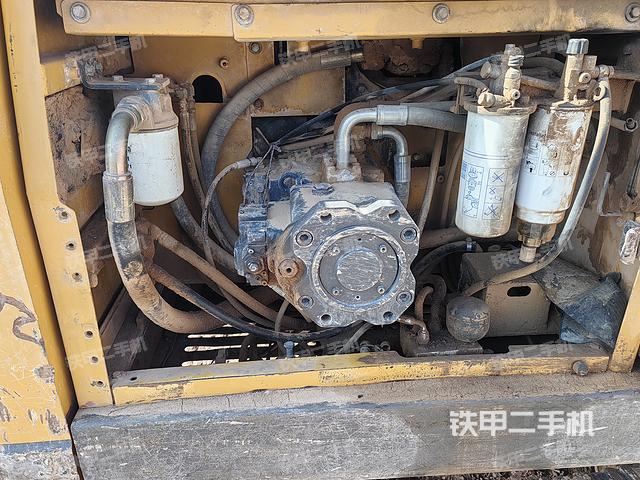 液压泵舱室正面整体（整机外观）