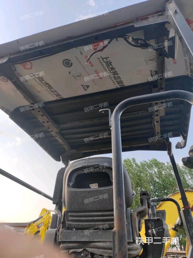 駕駛室側(cè)向上照全景（壓路機駕駛室）