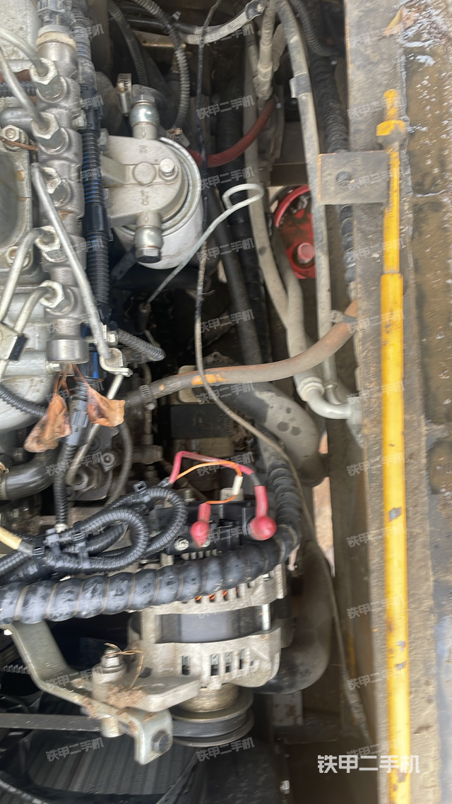 液压泵舱室正面整体（整机外观）