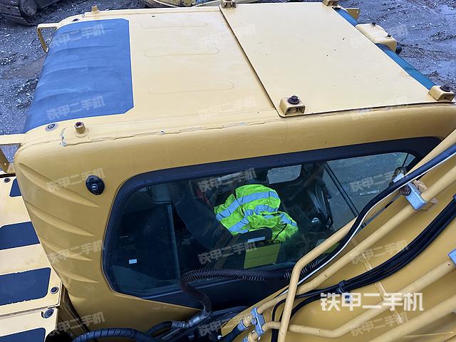 驾驶室顶部（整机外观）